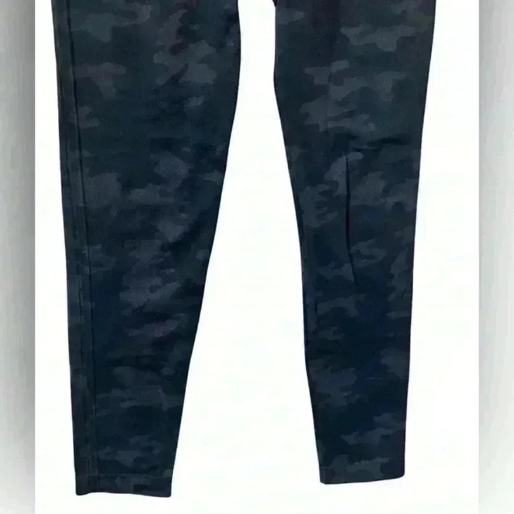 SPANX Look at Me Now Seamless Leggings Camo
High Waisted - Picture 8 of 9